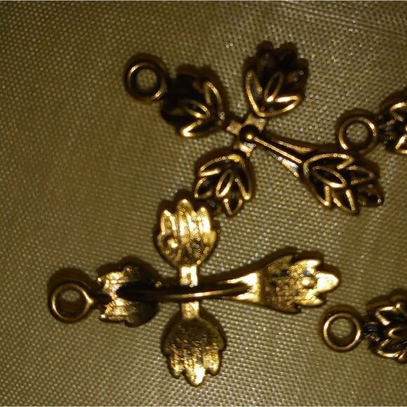 Fancy gold cross charms - Picture 3 of 3